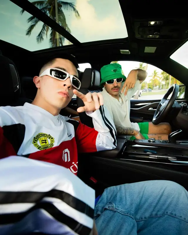 Feid outfit in Oakley, Prada, and Nike, 2022