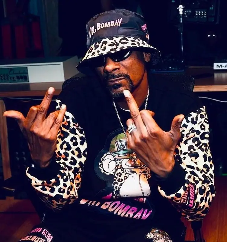 Snoop Dogg outfit in Death Row Records and Crooks & Castles, 2022