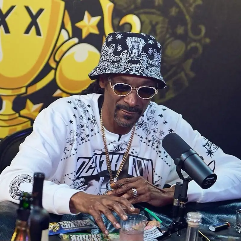 Snoop Dogg outfit in Death Row Records and Crooks & Castles, 2022
