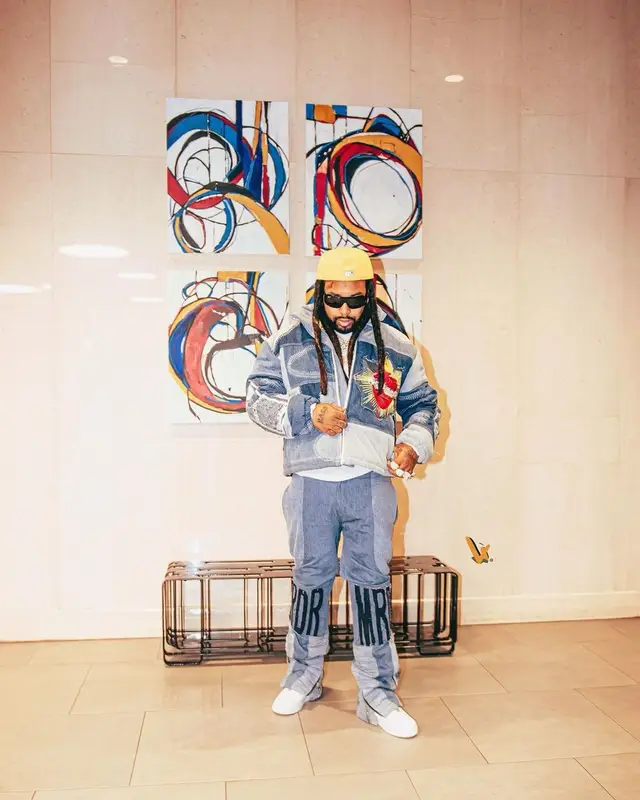 Icewear Vezzo outfit in Who Decides War, Ray-Ban, and New Era, 2022