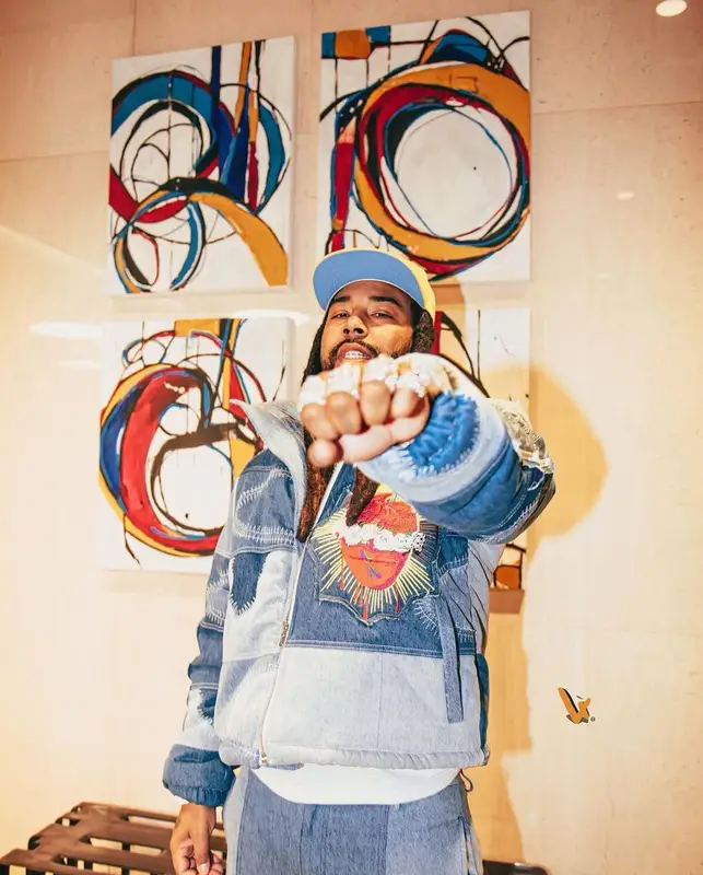 Icewear Vezzo outfit in Who Decides War, Ray-Ban, and New Era, 2022