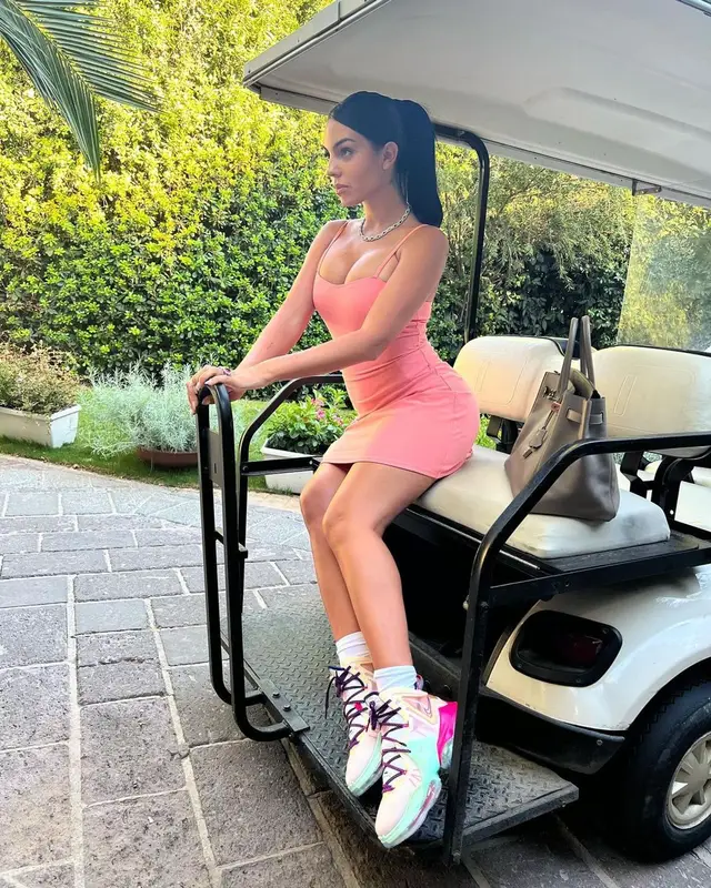 Georgina Rodriguez outfit in Nike, Hermes, and Alo Yoga, 2022