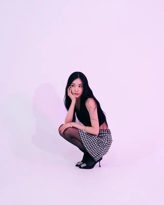 Tiffany Young outfit in Versace and Roger Vivier, 2022