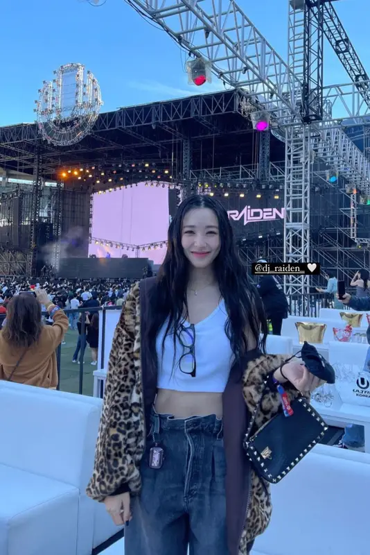 Tiffany Young outfit in R13, Agolde, and Valentino, 2022