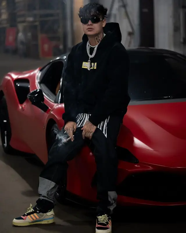 El Aleman outfit in Supreme, Adidas, and Versace, 2022
