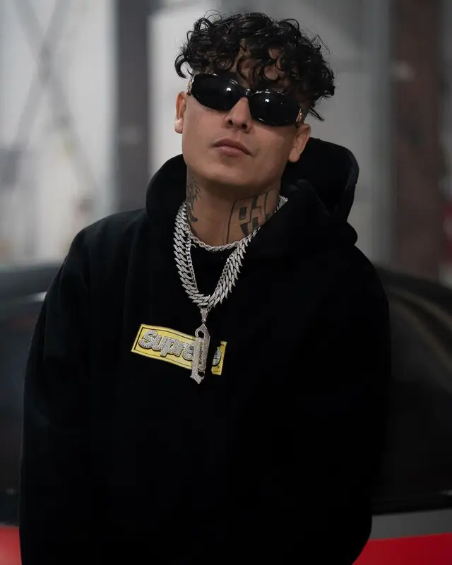 El Aleman outfit in Supreme, Adidas, and Versace, 2022