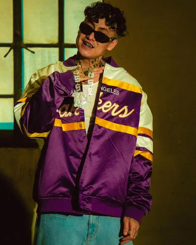 El Aleman outfit in Mitchell & Ness, Adidas, and Versace, 2022