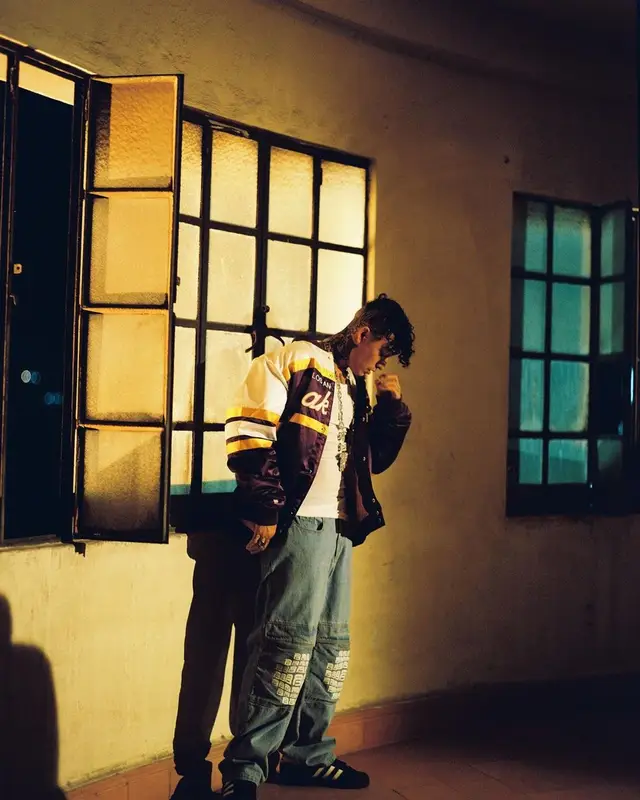 El Aleman outfit in Mitchell & Ness, Adidas, and Versace, 2022