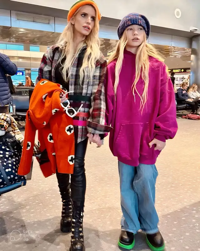 Jessica Simpson outfit in Dsquared2 and Versace, 2022