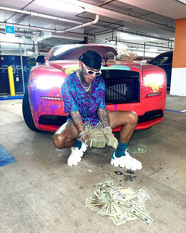 6ix9ine outfit in Versace, 2022