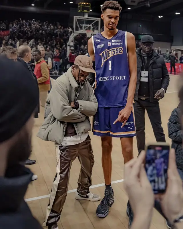 Travis Scott outfit in Uniqlo, Nike, and Travis Scott Merch, 2022