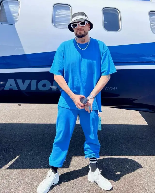 Gue outfit in Off-White, Supreme, and Stone Island, 2022