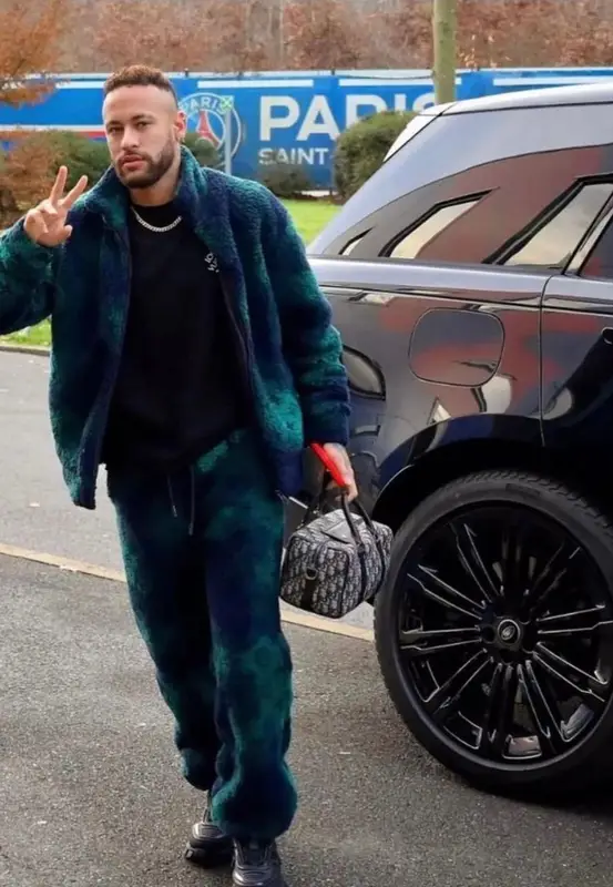 Neymar outfit in Louis Vuitton, Prada, and Dior, 2022