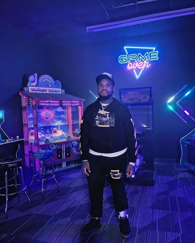 Fat Boy outfit in Off-White and Jordan, 2023