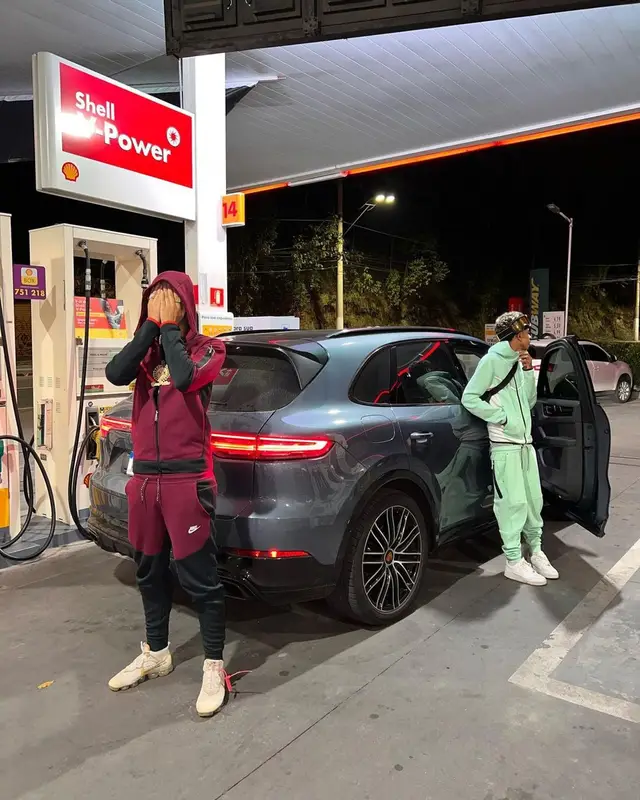 Veigh outfit in Nike and Off-White, 2023