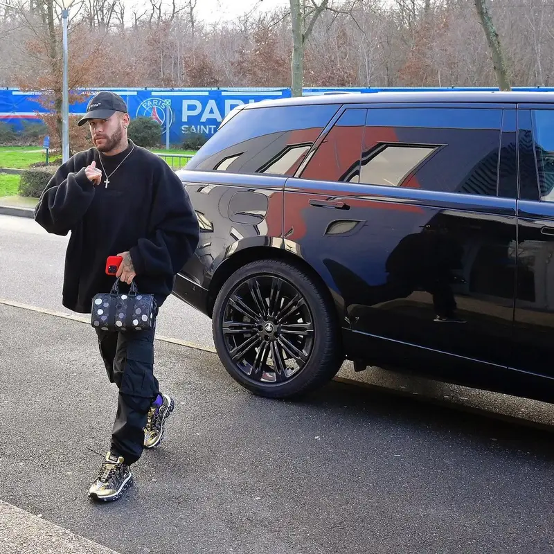 Neymar outfit in Balenciaga, Louis Vuitton, and Off-White, 2023
