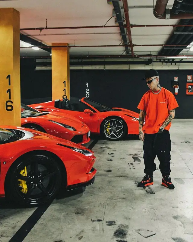 Lazza outfit in Off-White, Jordan, and Balenciaga, 2022
