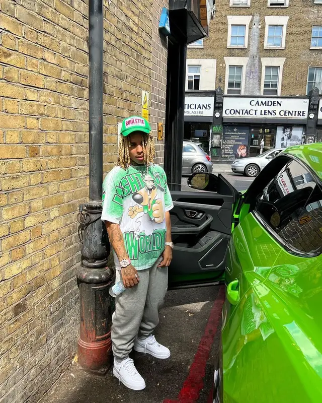 Zola outfit in Vintage, Nike, and No Name, 2022