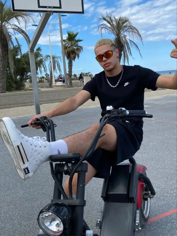 Dinor outfit in Nike, Dior, and Adidas, 2021