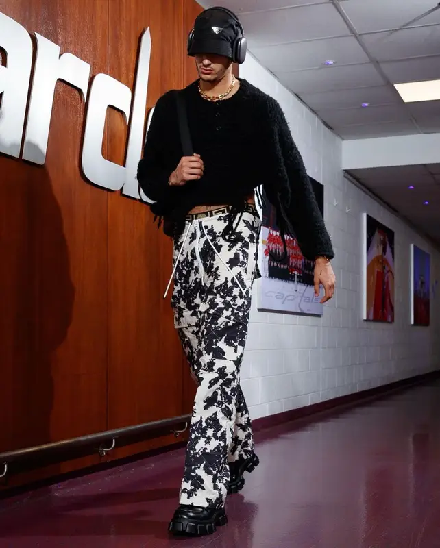 Kyle Kuzma outfit in Prada, Apple, and Versace, 2023