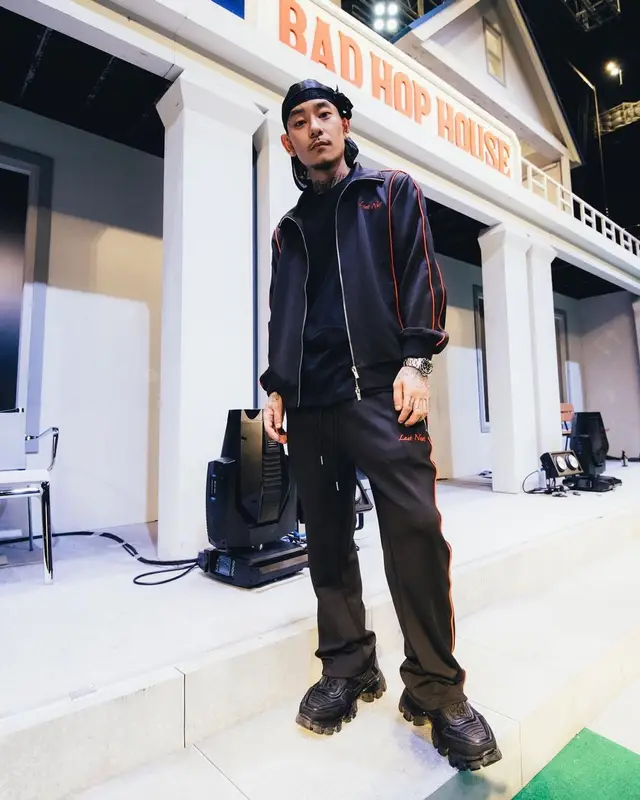 Bark outfit in Last Nest and Prada, 2022