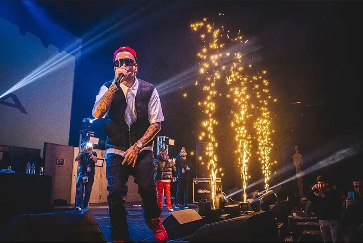 Sfera Ebbasta outfit in Maison Margiela, Rick Owens, and New Era, 2023