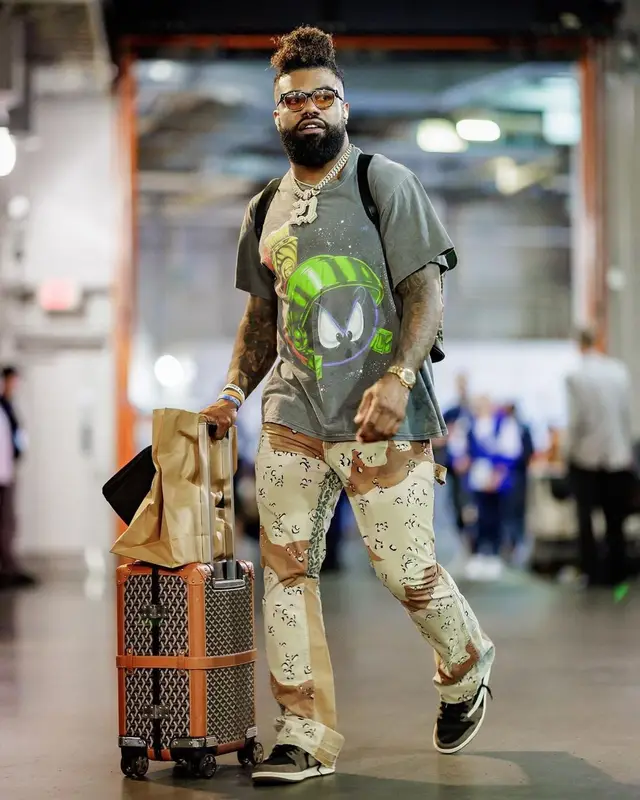 Ezekiel Elliott outfit in Gallery Dept., Nike, and Travis Scott Merch, 2022