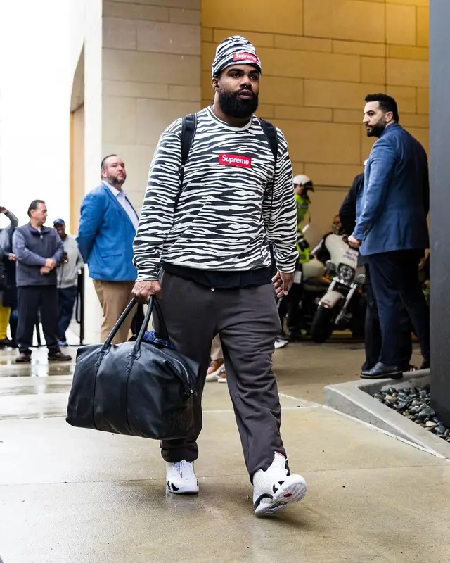 Ezekiel Elliott outfit in Jordan, Supreme, and New Era, 2022