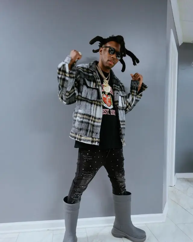 Lil Murden outfit in Forever 21, Balenciaga, and Coach, 2023