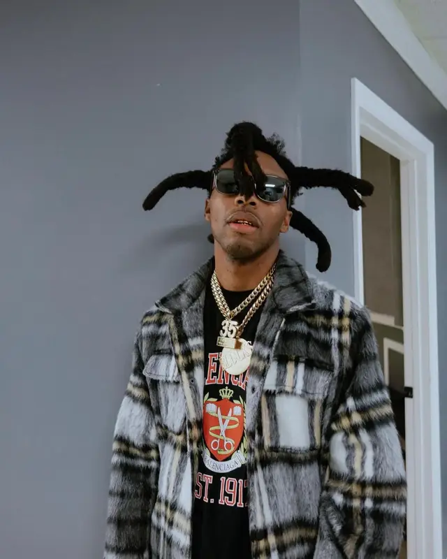 Lil Murden outfit in Forever 21, Balenciaga, and Coach, 2023