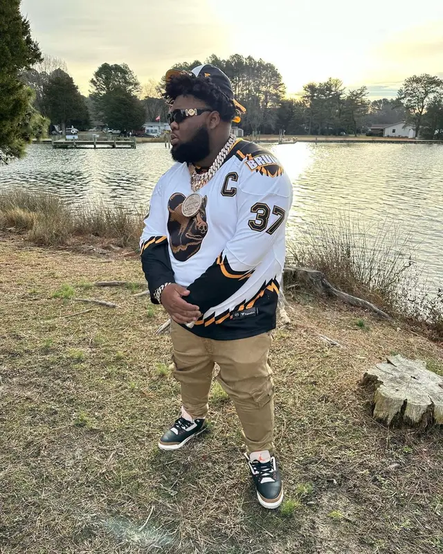 Rod Wave outfit in Jordan, Versace, and Fanatics, 2023