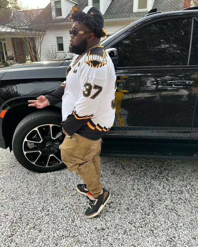 Rod Wave outfit in Jordan, Versace, and Fanatics, 2023