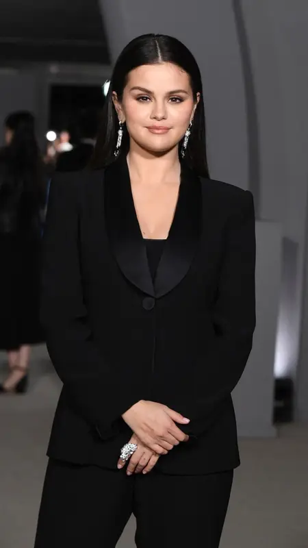 Selena Gomez outfit in Giorgio Armani and Cartier, 2022