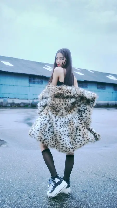 Kazuha Le Sserafim outfit in H&M, R13, and Balenciaga, 2022