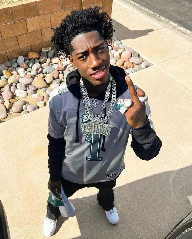 2Rare outfit in Nike, Valabasas, and NFL, 2023