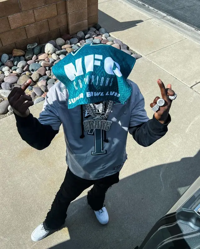 2Rare outfit in Nike, Valabasas, and NFL, 2023
