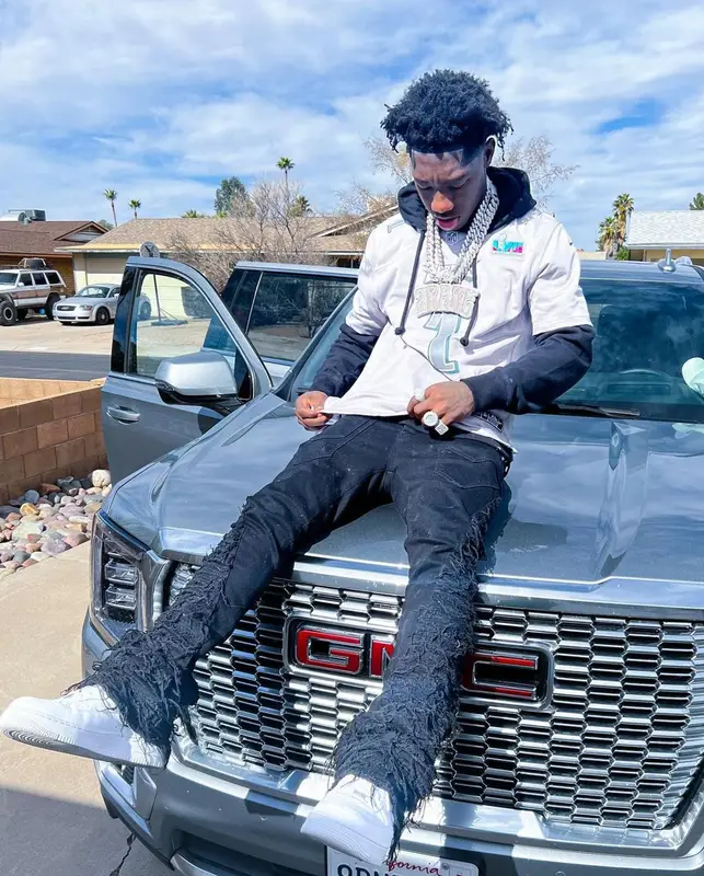 2Rare outfit in Nike, Valabasas, and NFL, 2023