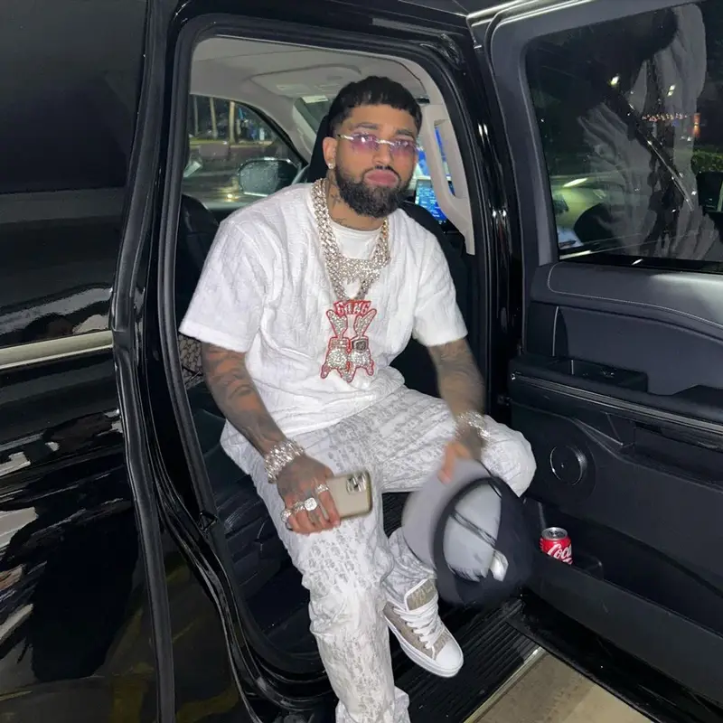Bryant Mayers outfit in Dior and New Era, 2023