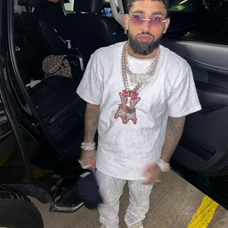 Bryant Mayers outfit in Dior and New Era, 2023