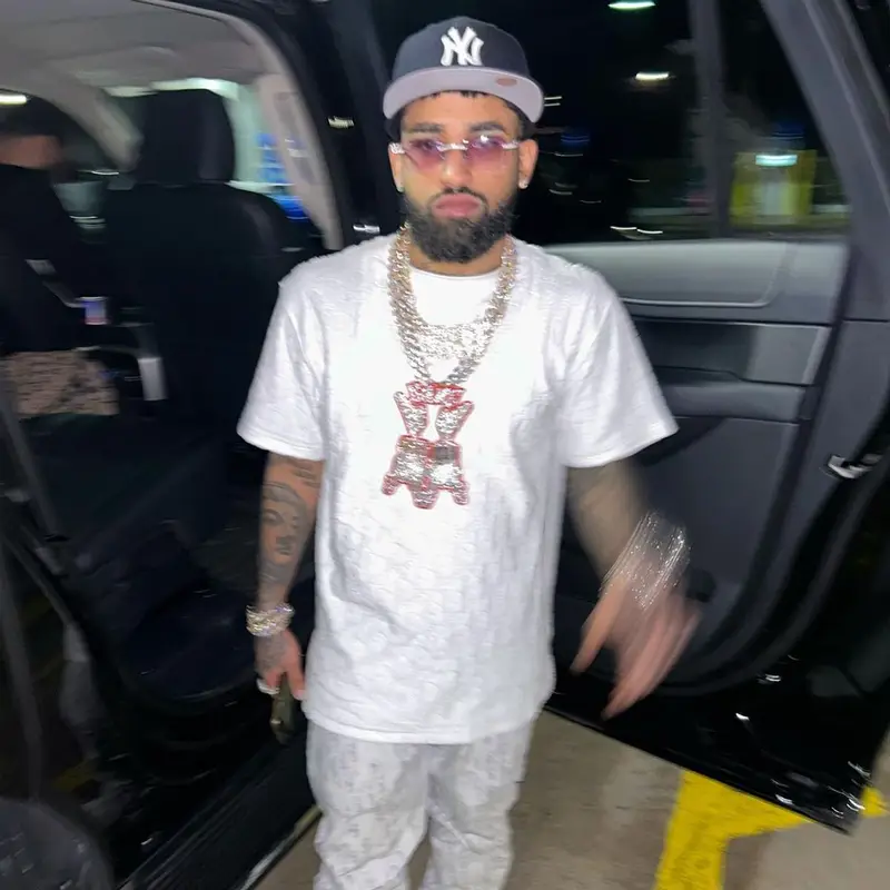 Bryant Mayers outfit in Dior and New Era, 2023