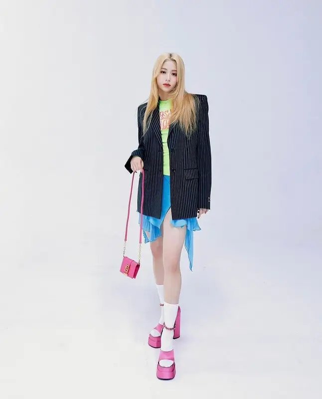 Yunjin Le Sserafim outfit in Versace, 2022