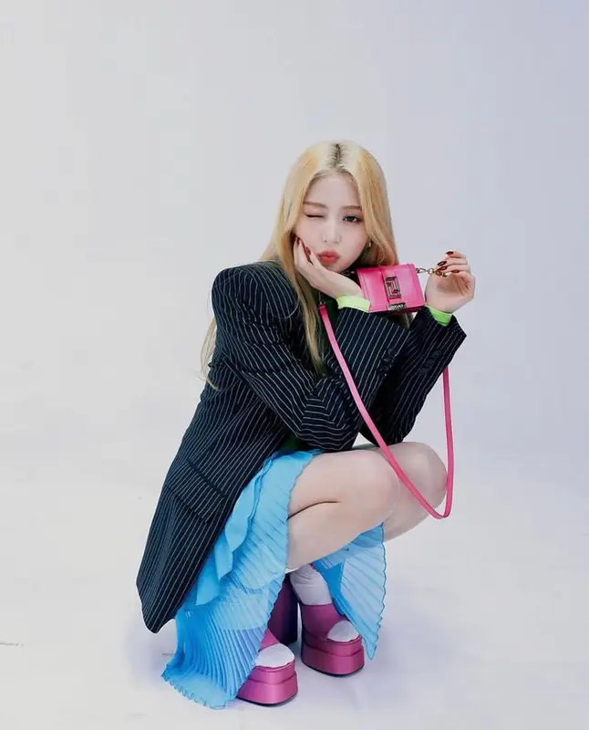 Yunjin Le Sserafim outfit in Versace, 2022