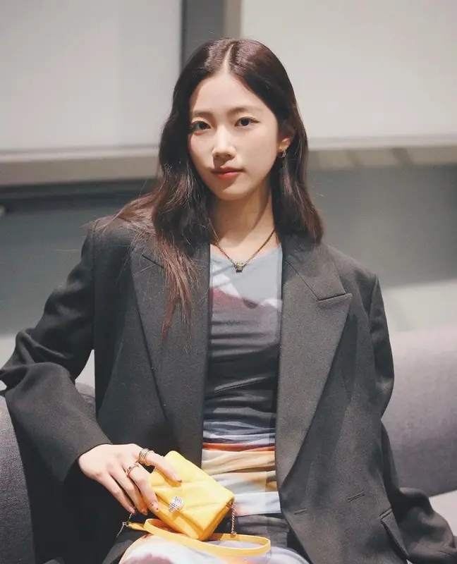 Kazuha Le Sserafim outfit in Zara and Bvlgari, 2022