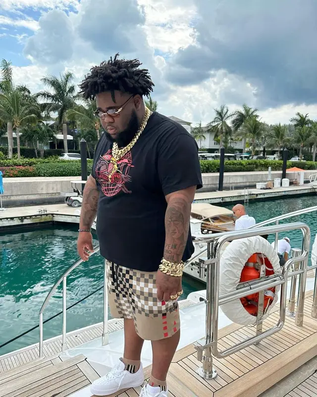 Rod Wave outfit in Burberry, Nike, and Cartier, 2023