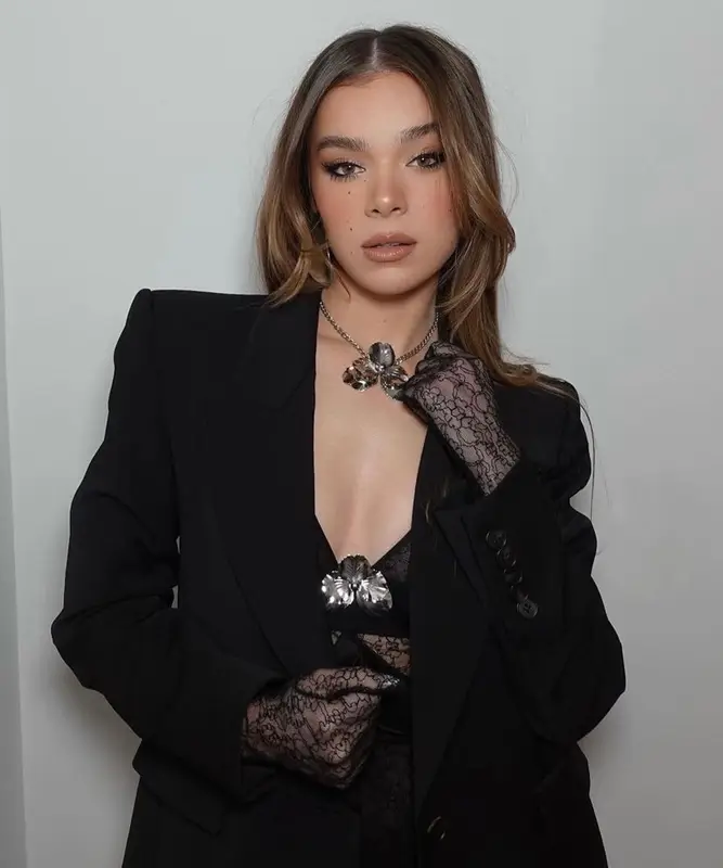 Hailee Steinfeld outfit in David Koma, 2022