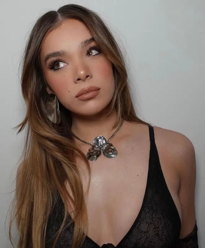 Hailee Steinfeld outfit in David Koma, 2022