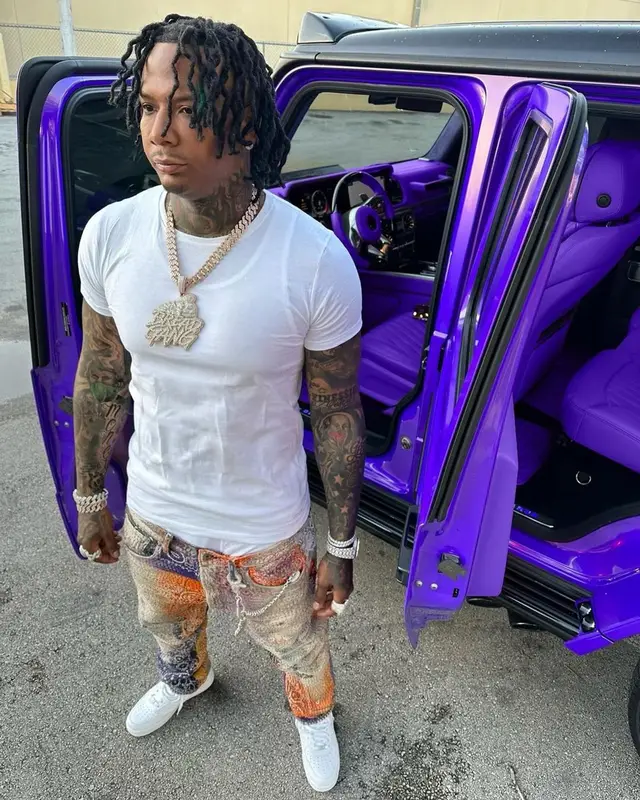 Moneybagg Yo outfit in Hanes, Proleta Re Art, and Nike, 2023