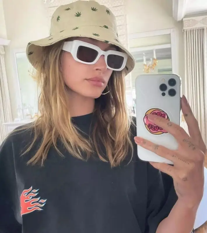 Hailey Bieber outfit in Oscar and Frank, 2023