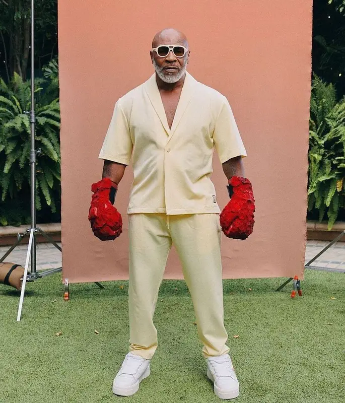 Mike Tyson outfit in Oscar and Frank, 2022