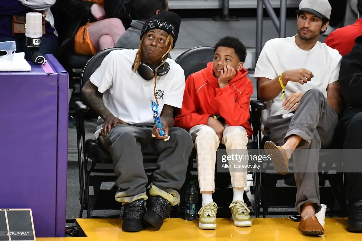 Lil Wayne outfit in Louis Vuitton, Loewe, and Apple, 2023